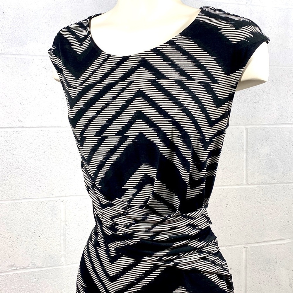 Yessica t-shirt dress black and white pattern and pleaded tummy area… - Picture 2 of 7